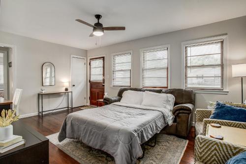 Chic Home with Huge Grassy Yard 7 mins to Arrowhead Stadium Chic Home with Huge Grassy Yard 7 mins to Arrowhead Stadium