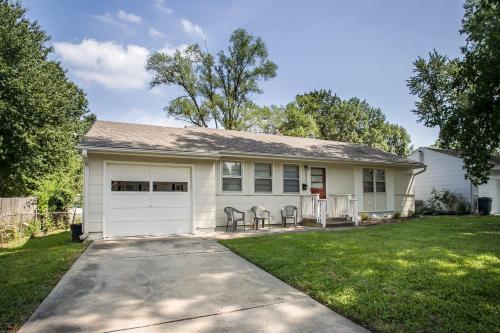 Chic Home with Huge Grassy Yard 7 mins to Arrowhead Stadium Chic Home with Huge Grassy Yard 7 mins to Arrowhead Stadium