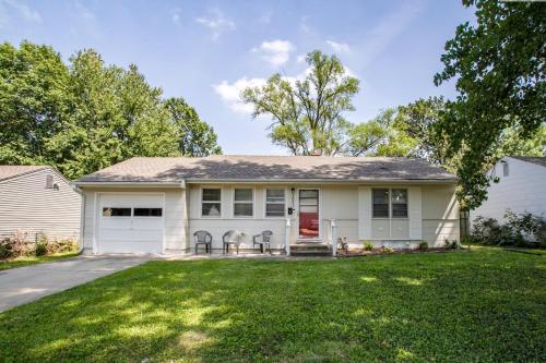 Chic Home with Huge Grassy Yard 7 mins to Arrowhead Stadium Chic Home with Huge Grassy Yard 7 mins to Arrowhead Stadium