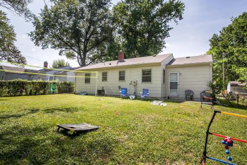 Chic Home with Huge Grassy Yard 7 mins to Arrowhead Stadium Chic Home with Huge Grassy Yard 7 mins to Arrowhead Stadium