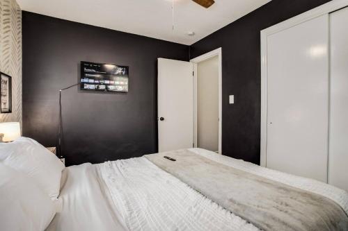 Chic Home with Huge Grassy Yard 7 mins to Arrowhead Stadium Chic Home with Huge Grassy Yard 7 mins to Arrowhead Stadium