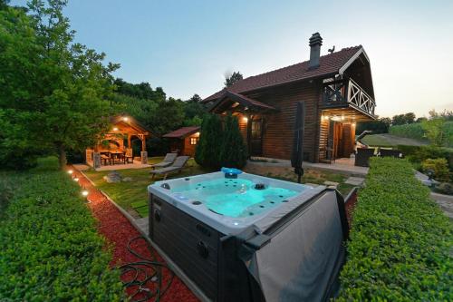 Pemandangan luar, Family-friendly house with hot tub Mihalic Selo, Karlovac - 22351 in Duga Resa