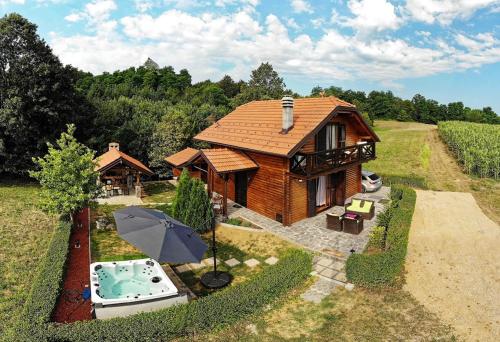Pemandangan luar, Family-friendly house with hot tub Mihalic Selo, Karlovac - 22351 in Duga Resa