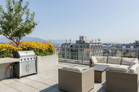 1BR Stunning view in DT Gastown in Vancouver, Canada