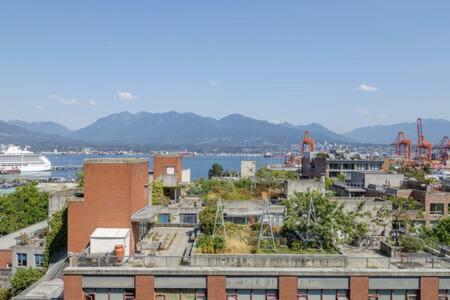 1BR Stunning view in DT Gastown in Vancouver, Canada