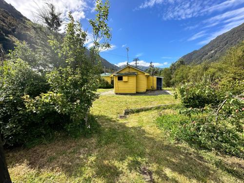 Rustic, Basic Cosy Alpine Hut, in the middle of the Mountains - Otira