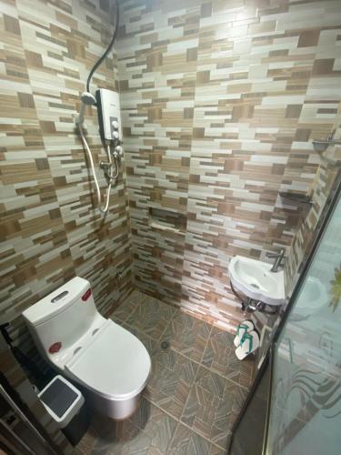 douche, Calia’s Transient House in La Trinidad City Center