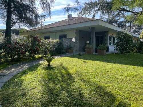 Delightful stylish house with private garden close to downtown gîte à louer Santa Maria di Galeria