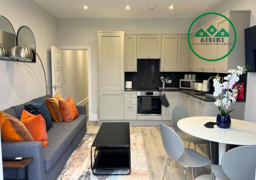 Aisiki Stays Apartments at Enfield, Air-conditioned & Pet-Friendly, Ground Floor, 3-Bedroom & 2-Bathroom Flat, King or Twin Beds with Garden, Free Wi-Fi and Parking Space, Londyn (zdjęcie 2)