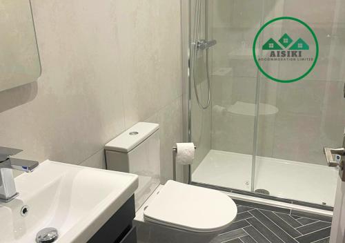 Aisiki Stays Apartments at Enfield, Air-conditioned & Pet-Friendly, Ground Floor, 3-Bedroom & 2-Bathroom Flat, King or Twin Beds with Garden, Free Wi-Fi and Parking Space, Londyn (zdjęcie 9)