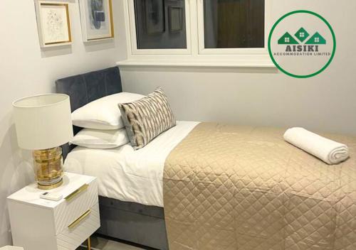 Aisiki Stays Apartments at Enfield, Air-conditioned & Pet-Friendly, Ground Floor, 3-Bedroom & 2-Bathroom Flat, King or Twin Beds with Garden, Free Wi-Fi and Parking Space, Londyn (zdjęcie 6)