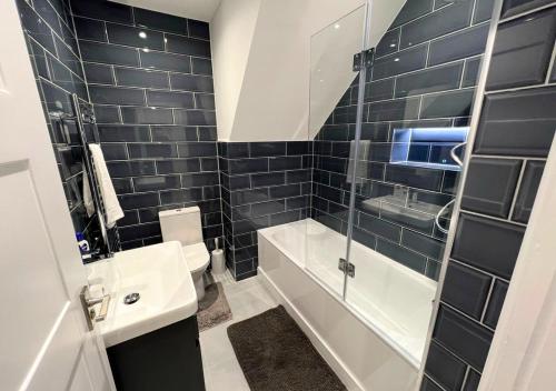 Aisiki Stays Apartments at Enfield, Air-conditioned & Pet-Friendly, Ground Floor, 3-Bedroom & 2-Bathroom Flat, King or Twin Beds with Garden, Free Wi-Fi and Parking Space, Londyn (zdjęcie 7)