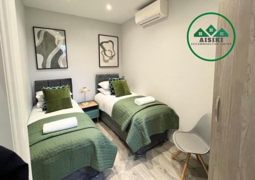 Aisiki Stays Apartments at Enfield, Air-conditioned & Pet-Friendly, Ground Floor, 3-Bedroom & 2-Bathroom Flat, King or Twin Beds with Garden, Free Wi-Fi and Parking Space, Londýn