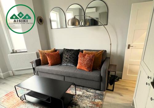 Aisiki Stays Apartments at Enfield, Air-conditioned & Pet-Friendly, Ground Floor, 3-Bedroom & 2-Bathroom Flat, King or Twin Beds with Garden, Free Wi-Fi and Parking Space, Londyn (zdjęcie 4)