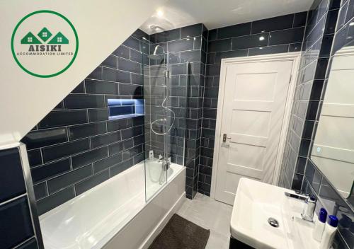 Aisiki Stays Apartments at Enfield, Air-conditioned & Pet-Friendly, Ground Floor, 3-Bedroom & 2-Bathroom Flat, King or Twin Beds with Garden, Free Wi-Fi and Parking Space, Londyn (zdjęcie 8)