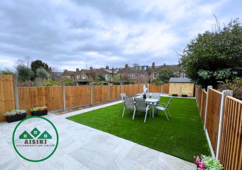 Aisiki Stays Apartments at Enfield, Air-conditioned & Pet-Friendly, Ground Floor, 3-Bedroom & 2-Bathroom Flat, King or Twin Beds with Garden, Free Wi-Fi and Parking Space, Londyn (zdjęcie 10)