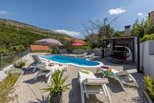 JOVI-relaxing, fenced, private, heated pool & view – khách sạn tại Naklice