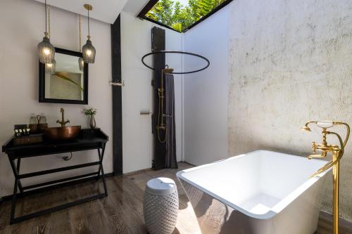 Bathroom, Kachonghills Tented Resort Trang in Na Yong