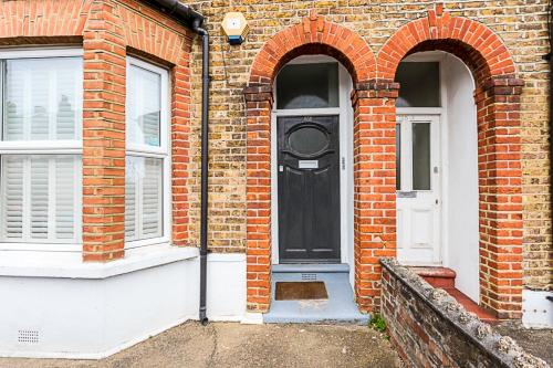 Modern and Spacious Colliers Wood Home