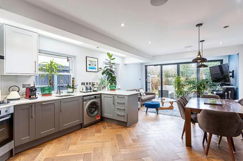 Modern and Spacious Colliers Wood Home