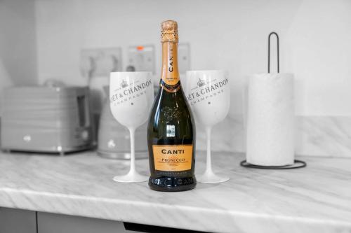 Food and beverages, The Marsons Collection - 2 Bedrooms Apartment - Balcony - Secure Parking - 1MC in Oldbury