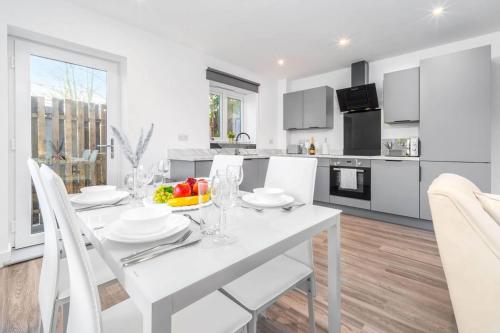 Kitchen, The Marsons Collection - 2 Bedrooms Apartment - Balcony - Secure Parking - 1MC in Oldbury