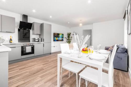 Kitchen, The Marsons Collection - 2 Bedrooms Apartment - Balcony - Secure Parking - 1MC in Oldbury