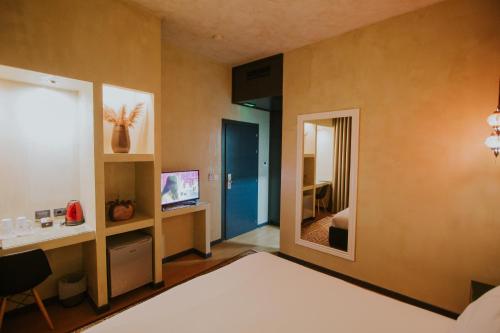 DIM's HOTEL - image 3