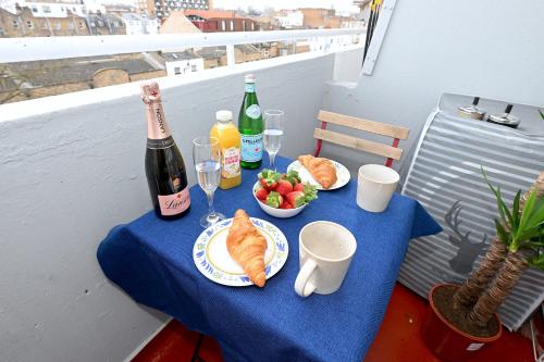 SUPERB 4 BEDROOM FLAT in THE HEART OF CAMDEN TOWN, Londýn (fotografie 4)