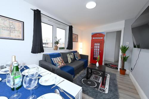 SUPERB 4 BEDROOM FLAT in THE HEART OF CAMDEN TOWN, Londýn