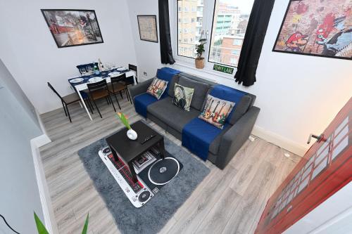 SUPERB 4 BEDROOM FLAT in THE HEART OF CAMDEN TOWN, Londýn (fotografie 2)
