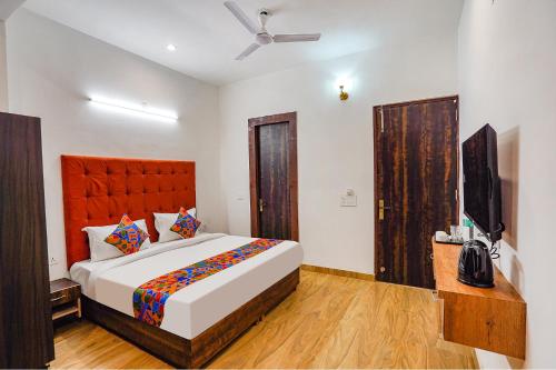 B&B Greater Noida - FabHotel Saffron Inn - Bed and Breakfast Greater Noida