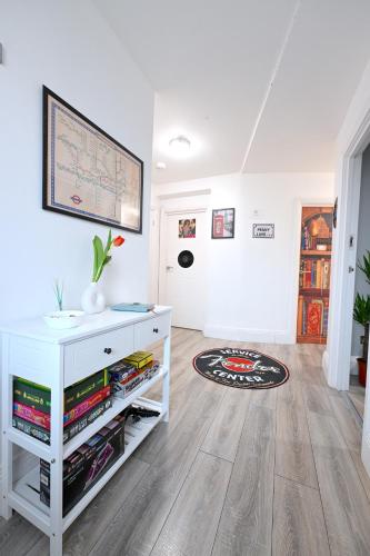 SUPERB 4 BEDROOM FLAT in THE HEART OF CAMDEN TOWN, Londýn (fotografie 8)