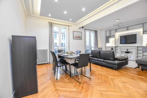 Shared lounge/TV area, Charming appart 6P Trocadero in Bois de Boulogne