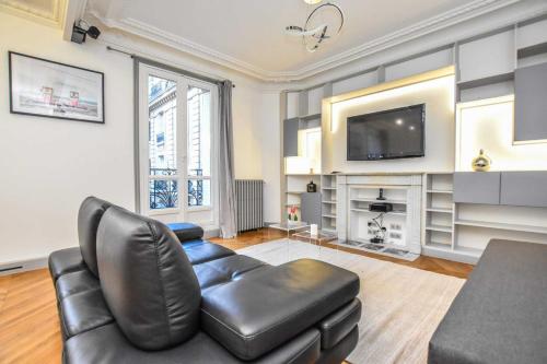 Shared lounge/TV area, Charming appart 6P Trocadero in Bois de Boulogne