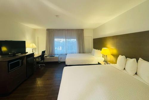 Queen Room with Two Queen Beds - Non-Smoking image 2