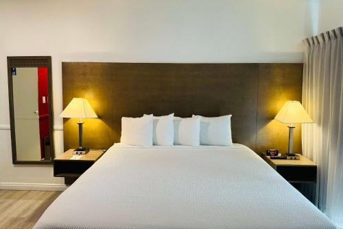 King Room with Balcony - Non-Smoking room in Ramada by Wyndham San Diego Airport