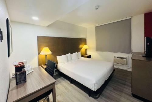King Room with Mobility/Hearing Impaired Access - Non-Smoking room in Ramada by Wyndham San Diego Airport