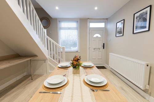 บริการและสิ่งอำนวยความสะดวก, 'Weston House' Newly Renovated Family and Workspace Business Cosy Home in Runcorn, Cheshire ENTIRE H in รันคอร์น