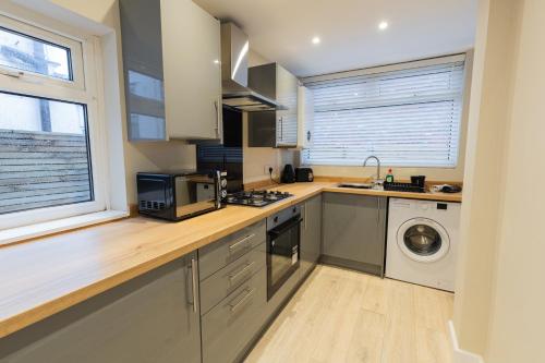 Cocina, Newly Renovated Family and Workspace Business Home in Runcorn, Cheshire ENTIRE HOUSE in Runcorn