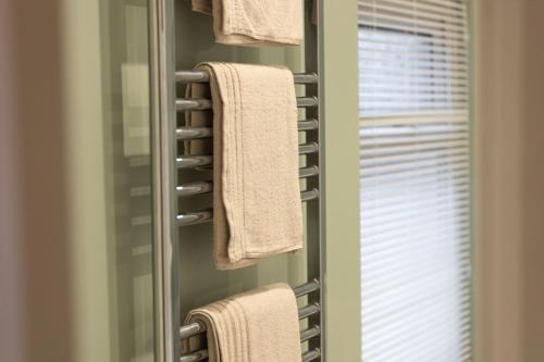 ห้องน้ำ, 'Weston House' Newly Renovated Family and Workspace Business Cosy Home in Runcorn, Cheshire ENTIRE H in รันคอร์น