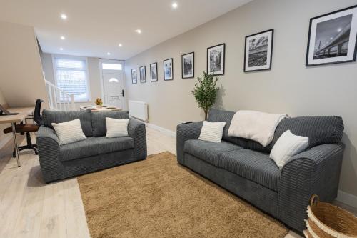 'Weston House' Newly Renovated Family and Workspace Business Cosy Home in Runcorn, Cheshire ENTIRE H in รันคอร์น