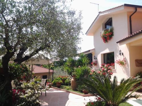 VILLA ROSA LUCIA Luxury&Relax- Apartment with PRIVATE POOL GARDEN Near Rome