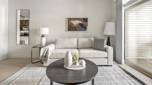 Landing Modern Apartment with Amazing Amenities (ID7325X38) in Lone Tree (CO)