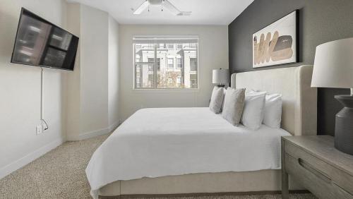 Landing Modern Apartment with Amazing Amenities (ID7325X38) in Lone Tree (CO)