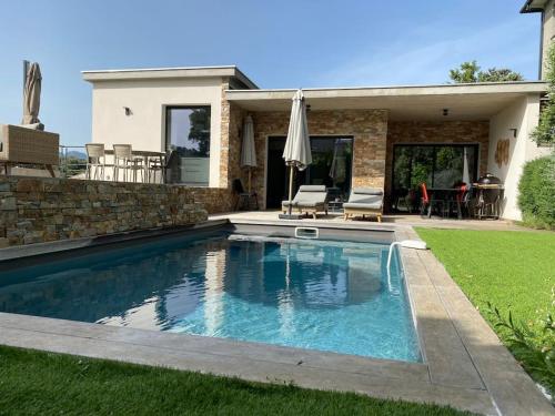 Superbe villa avec piscine chauffée et boulodrome