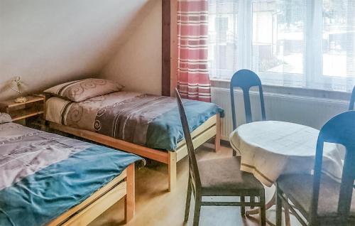 4 Bedroom Amazing Home In Kamianna in Labowa