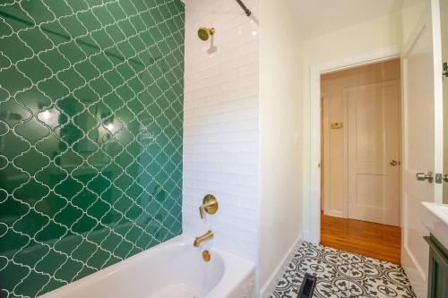 Cottage in Midtown, Central Location Cottage in Midtown, Central Location