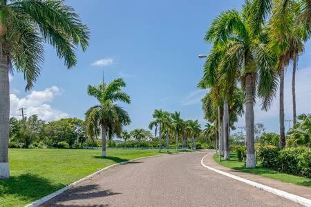 Ultra Modern 2BR Penthouse, Sleeps 5, Beach Front, Pool, Roof Patio, Montego Bay