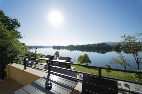 Apartment with Lake View